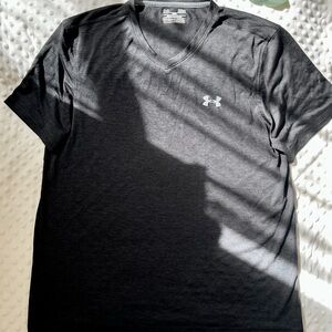 Under Armour: Tech Line Heat Gear Men's Size Large Loose Fit Black V-Neck Tee